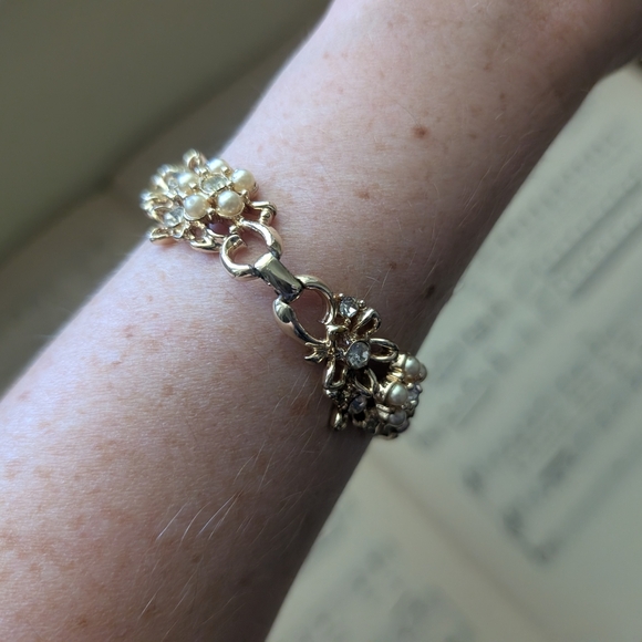 Vintage 50s Goldtone Floral Bracelet With Gemstones And Faux Pearls - Picture 8 of 13